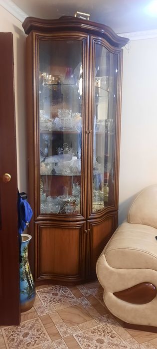 Шкаф-витрина угловой шпон с постведской
