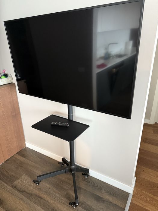 Vand TV Samsung 138 cm, 4K, ultra HD si stand mobil