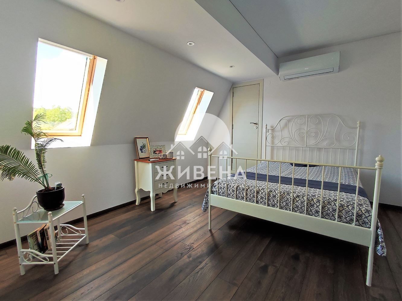 Триетажна къща в м-т Ален Мак, РЗП 270 кв.м
