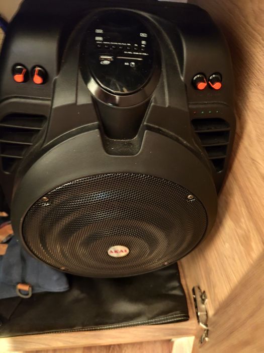 Vând boxa portabila Akai 50w