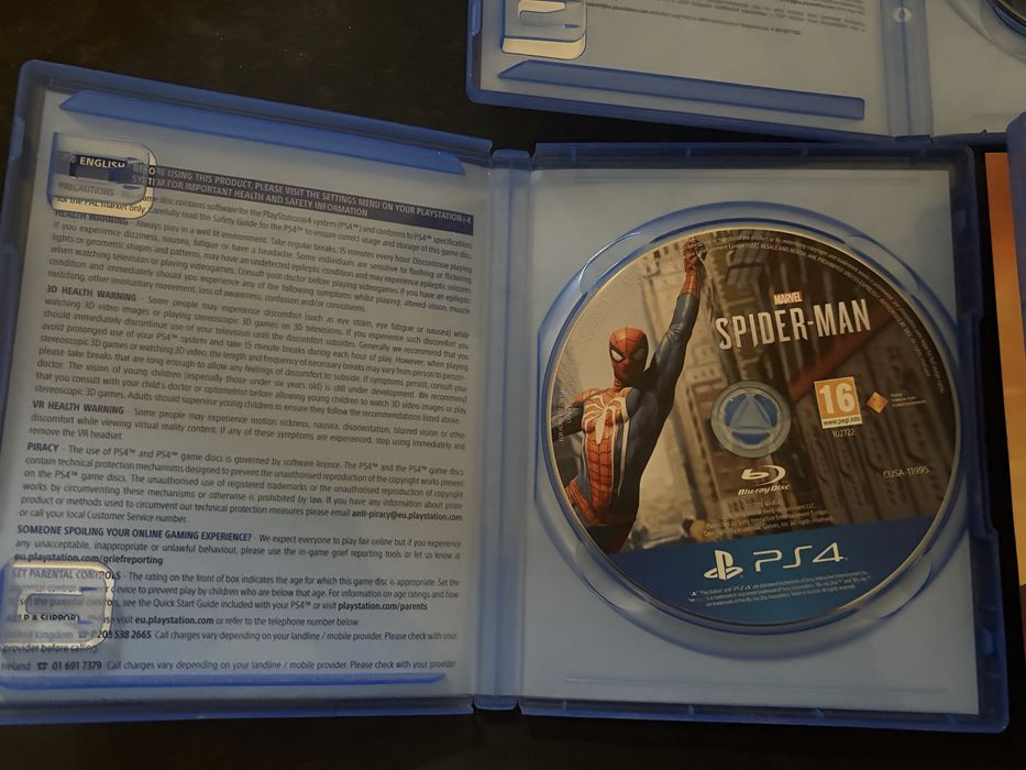 Vand PlayStation 4 cu doua manete + jocuri