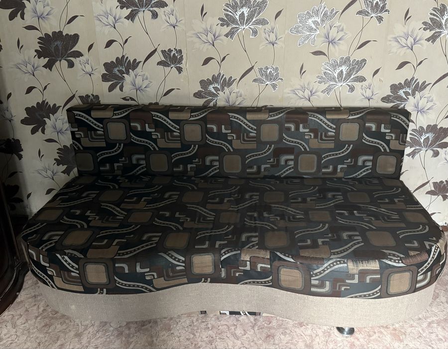 Диван раскладывается и может использоваться как полноценная кровать.