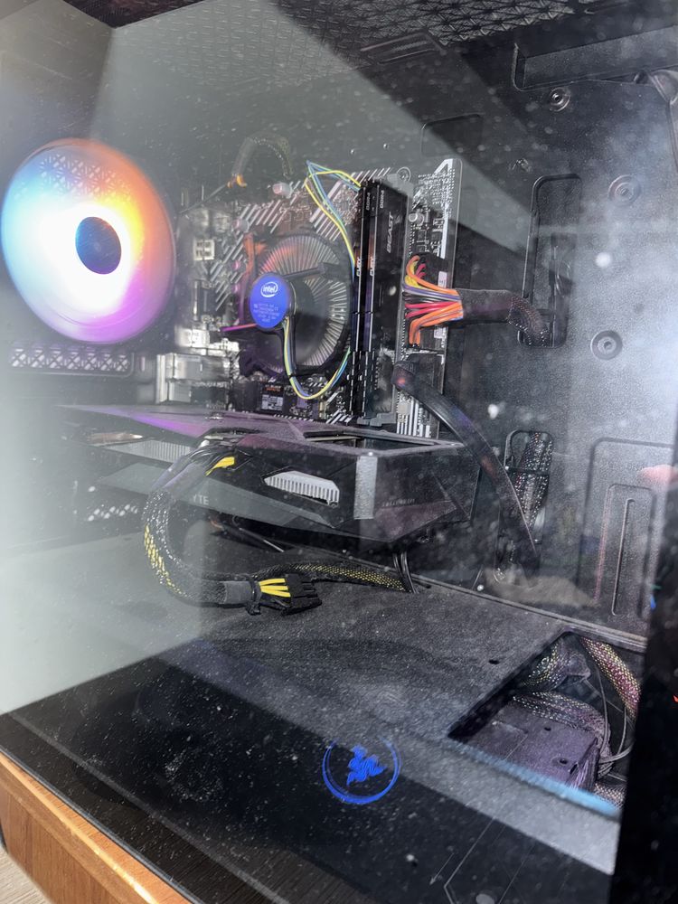 Vand PC gaming folosit un an