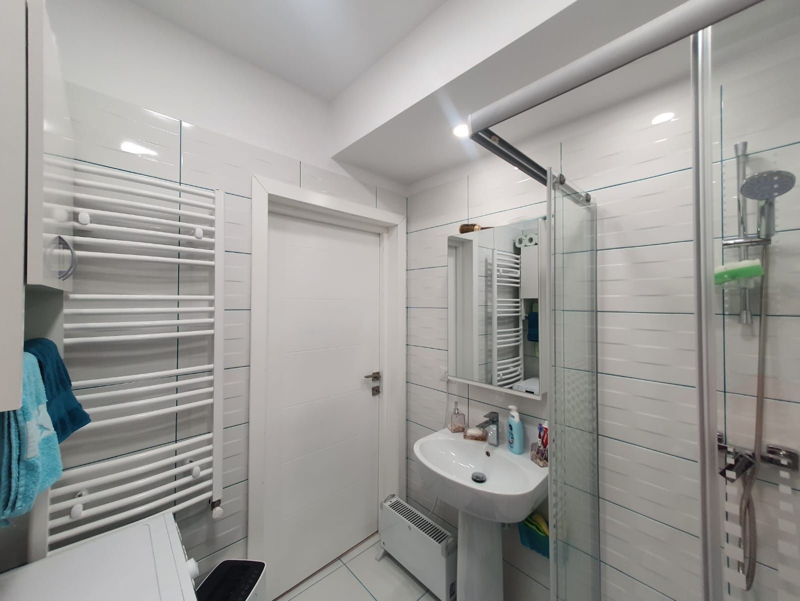 Vând apartament 2 camere in bloc NOU complet mobilat și utilat