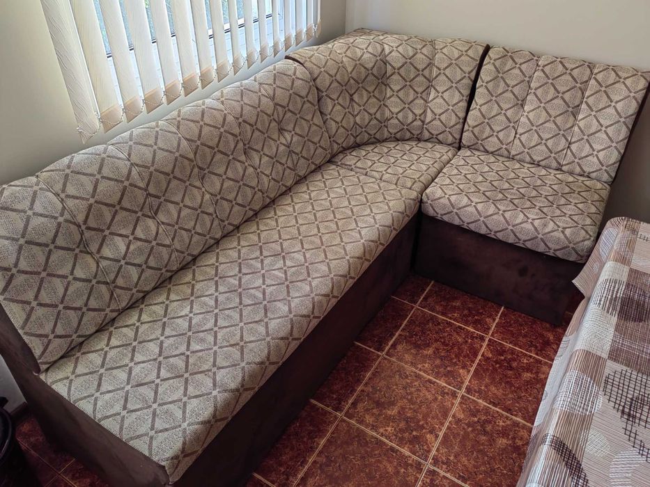 Неразличим от нов кухненски разтегателен диван