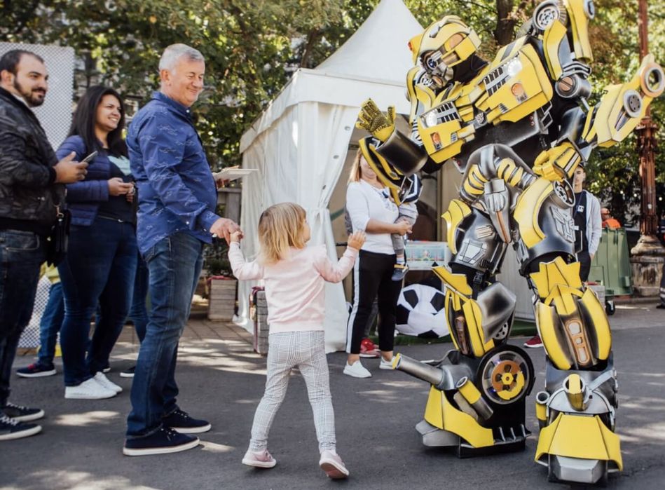 Închiriere robot Bumble Bee - Atracția Perfectă pentru Evenimentul Tău