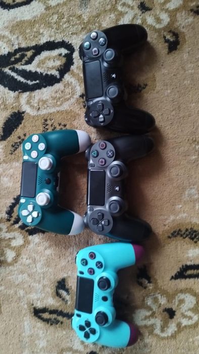 Vând PS 4 pro +FC 25 și 4 manete