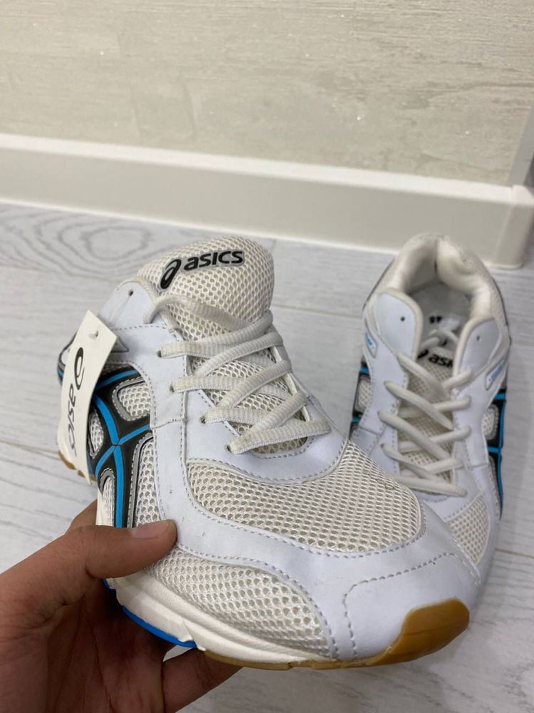 Asics кроссовки новый