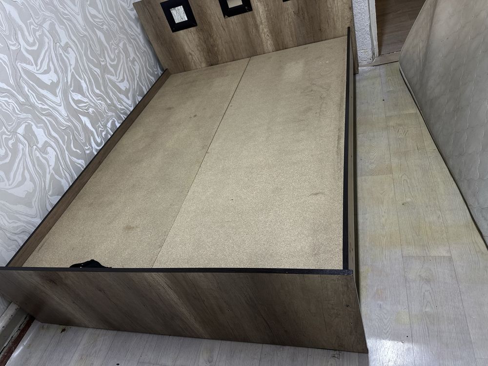 Продам кровать с матрасом