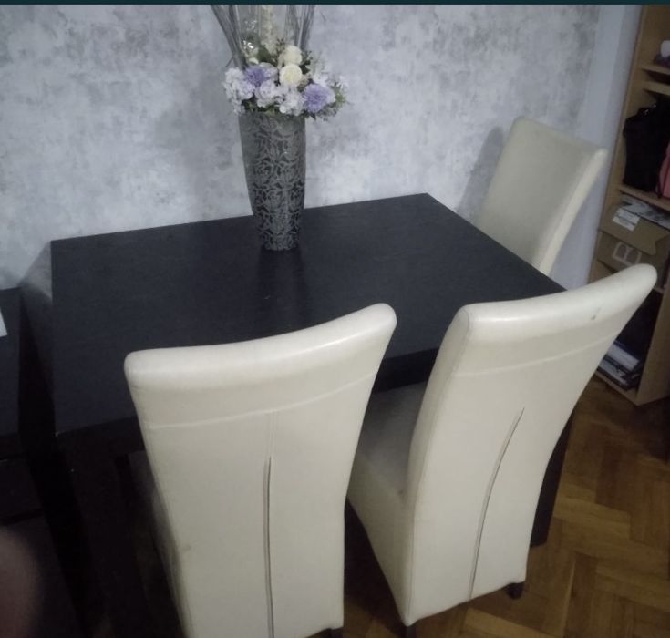 Masa lemn masiv neagra si 4 scaune