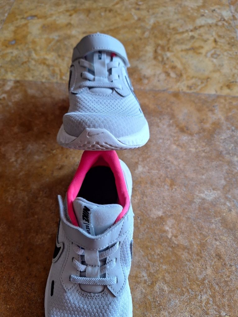 Vând adidași copii Nike 31