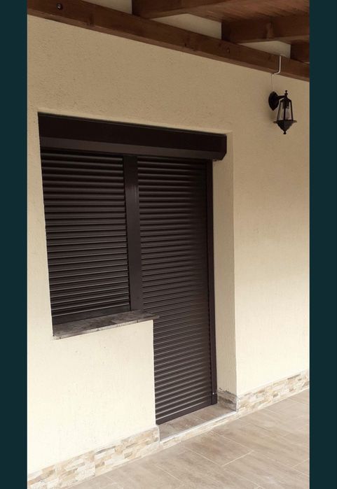 Rulouri exterioare din aluminiu și plase anti insecte (țânțari).