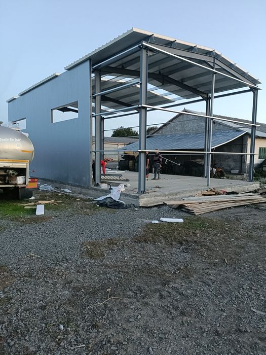 Hala pe structura metalica invelita cu panou sandwich