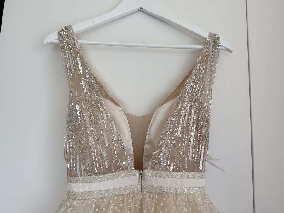 Официална рокля.