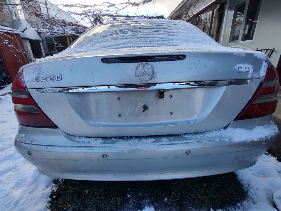 Dezmembrez mercedes e200 w211