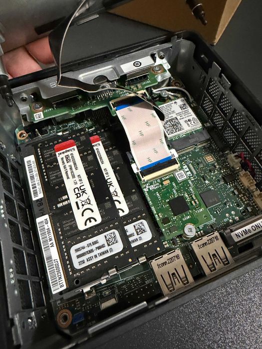 Intel NUC 11 Pro NUC11TNHi5 cu 64GB RAM + Addon NUCIOALUWS la cutie