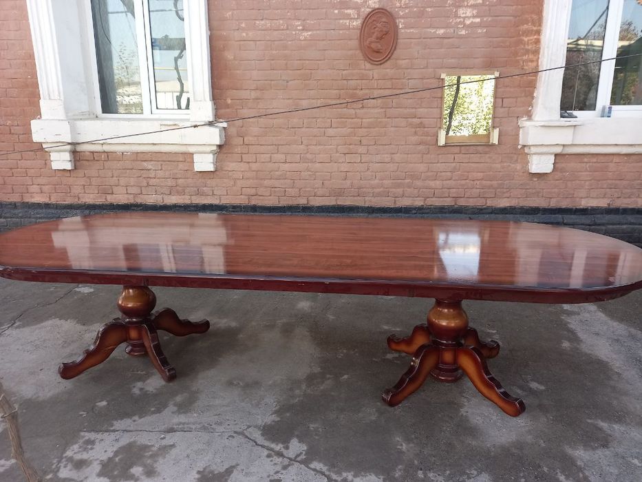 Продаётся большой стол из натурального дерева.Размер 3, 50 на 1.20 мет