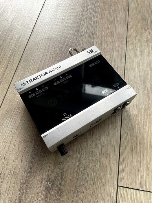 Native Instruments Traktor Scratch A6 + 2x Control Vinyl (black)