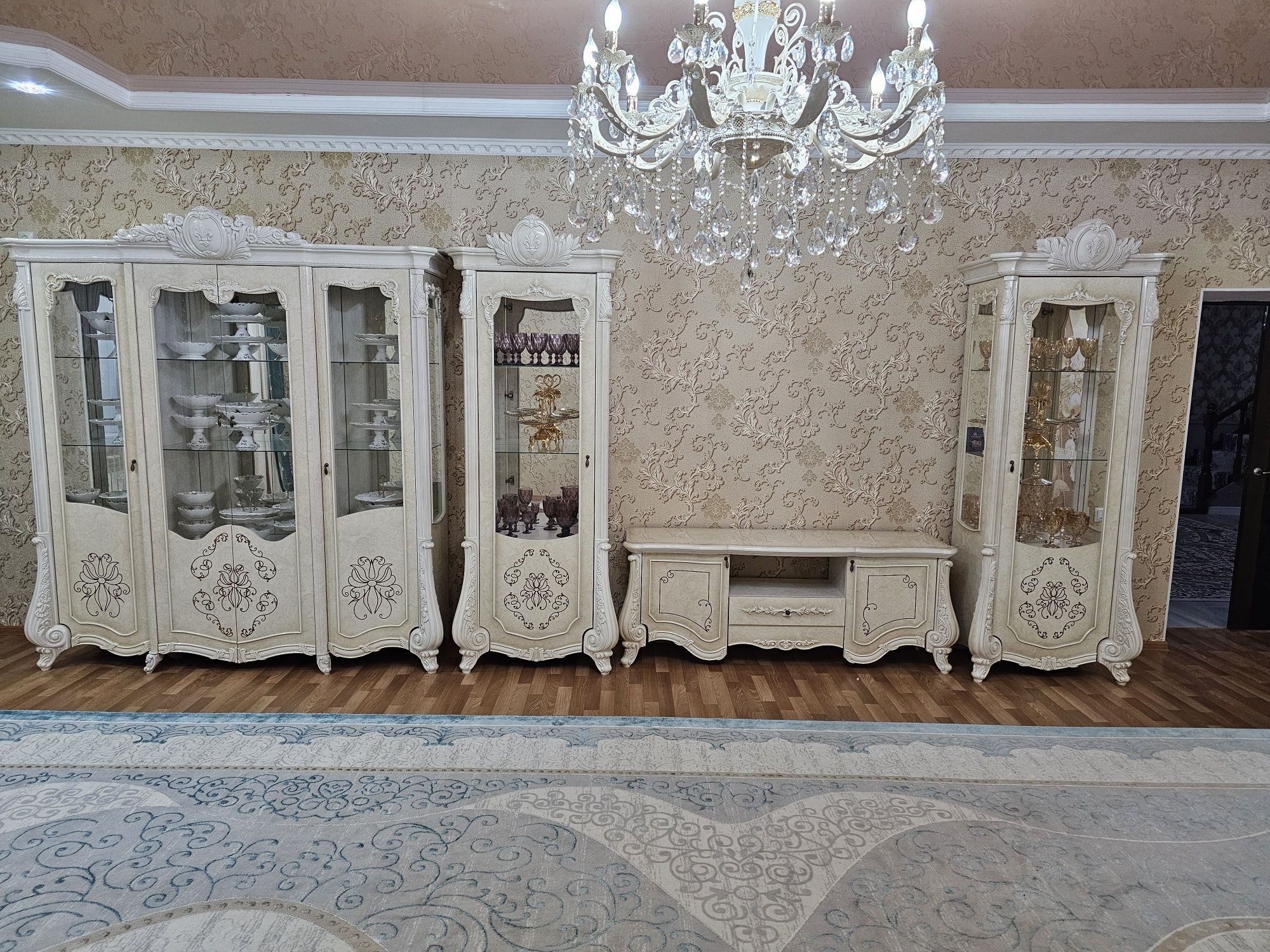 Шкаф-витрина,Сервант