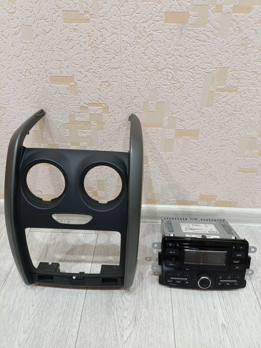 Продам штатную  рамку Рено Дастер