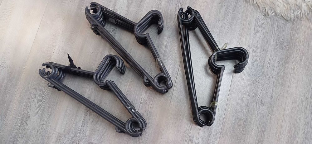 Качественные пластиковые вешалки, 68 шт.