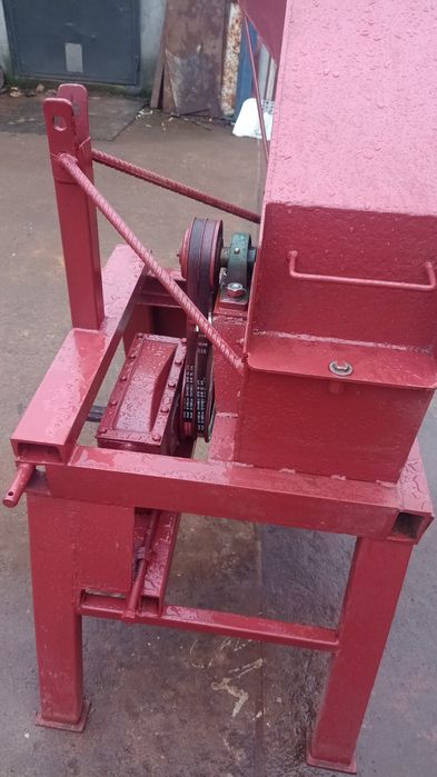 Moară cu ciocanele după tractor