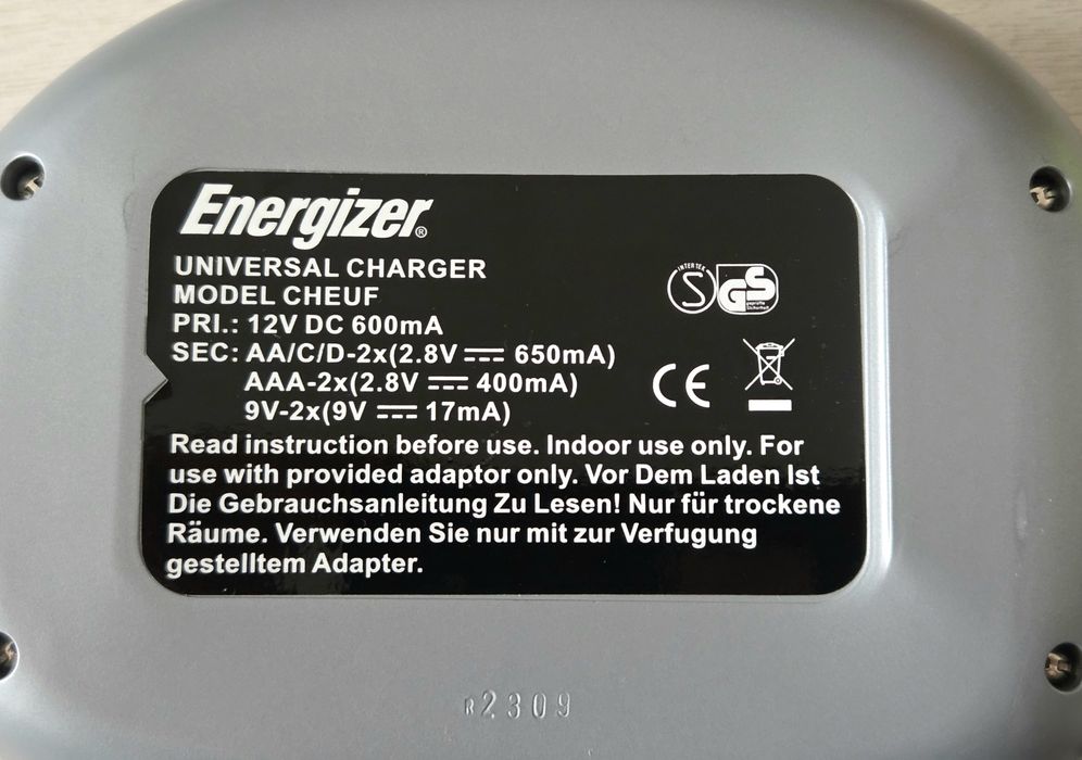 Incarcator acumulatori Energizer (AA, AAA, baterii tip C, D si 9V)