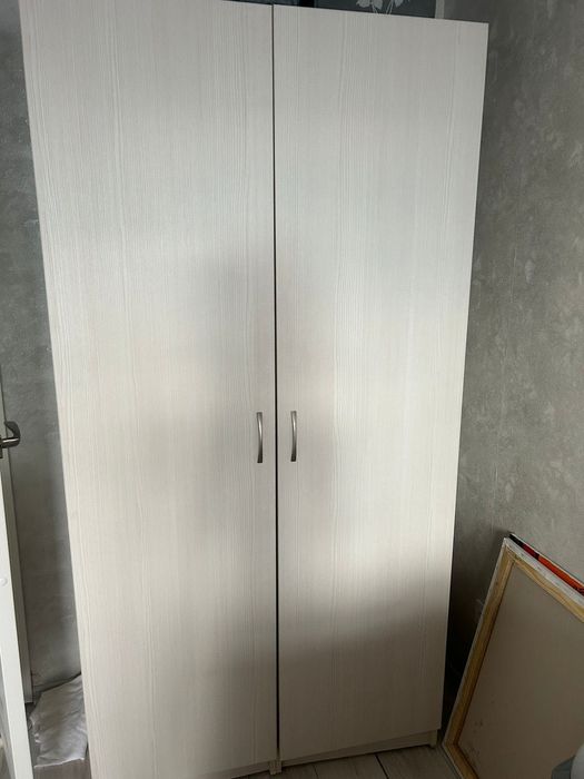 Шкаф для одежды с полками и вешалкой