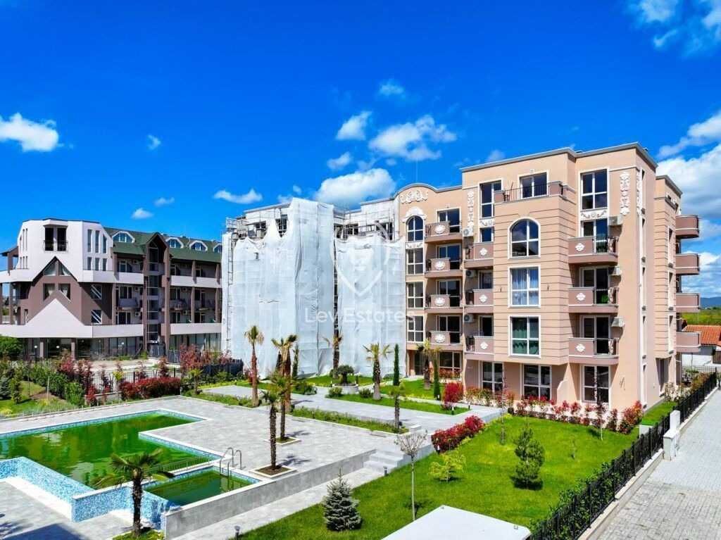 Тристаен апартамент в новия комплекс Marea Garden, Равда