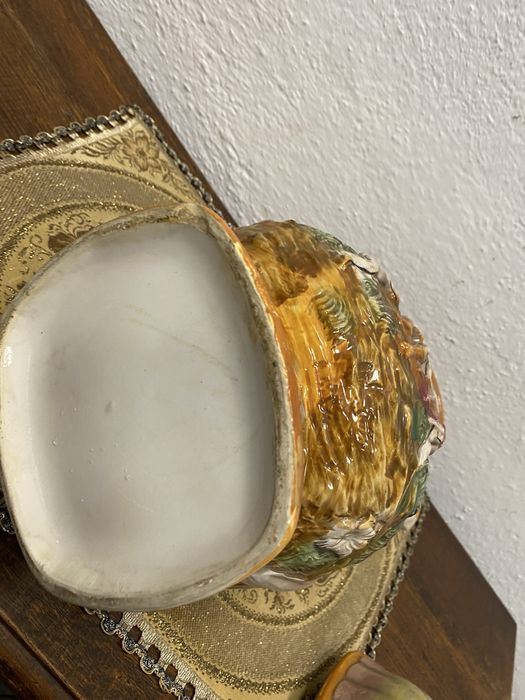 Порцеланова кана Capodimonte Италия с релефна украса