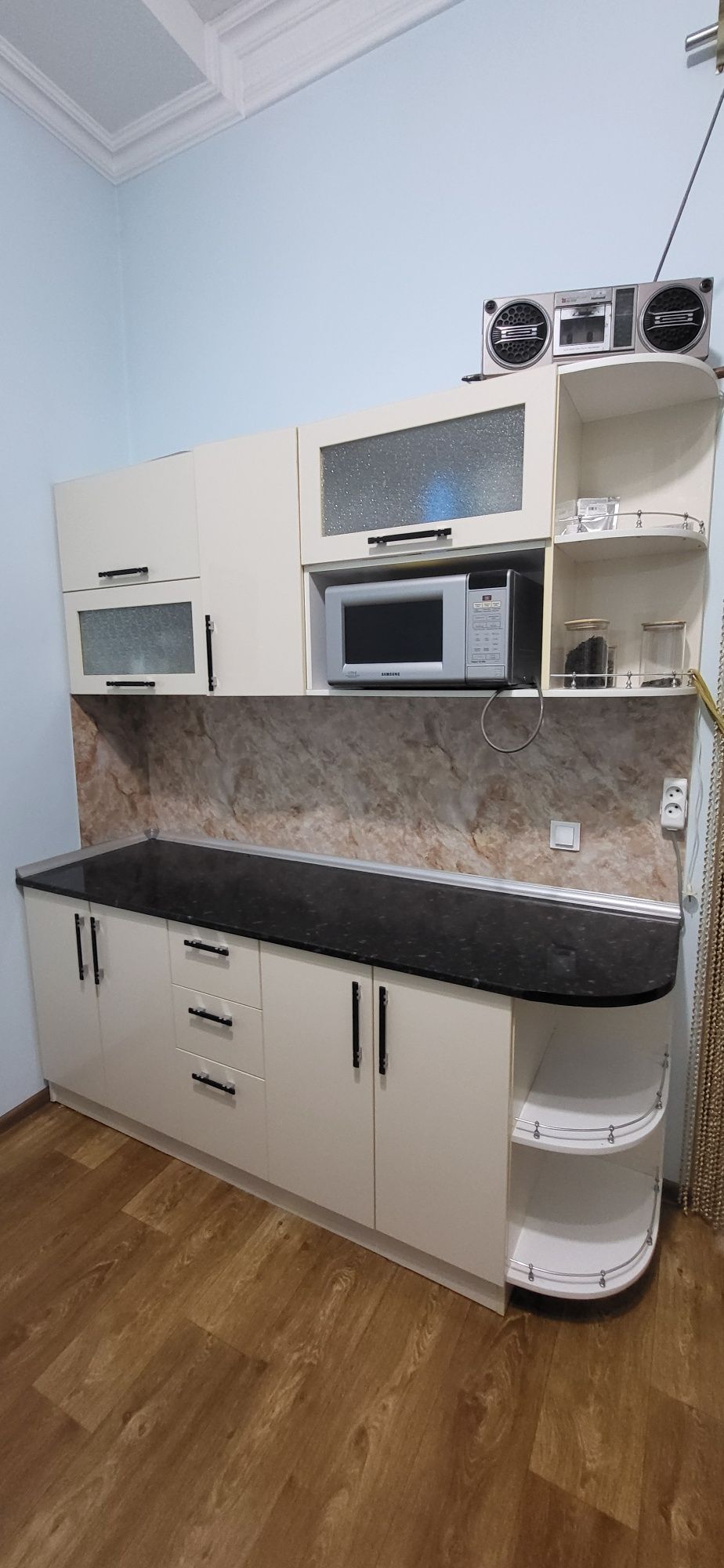 Продам кухонный шкаф,мойка,подвисной шкаф