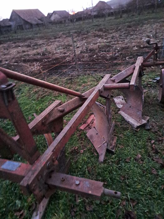 De vanzare plug cu 3 brade