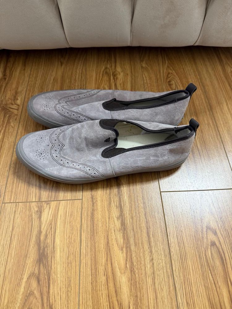 Mocasini gri.       .