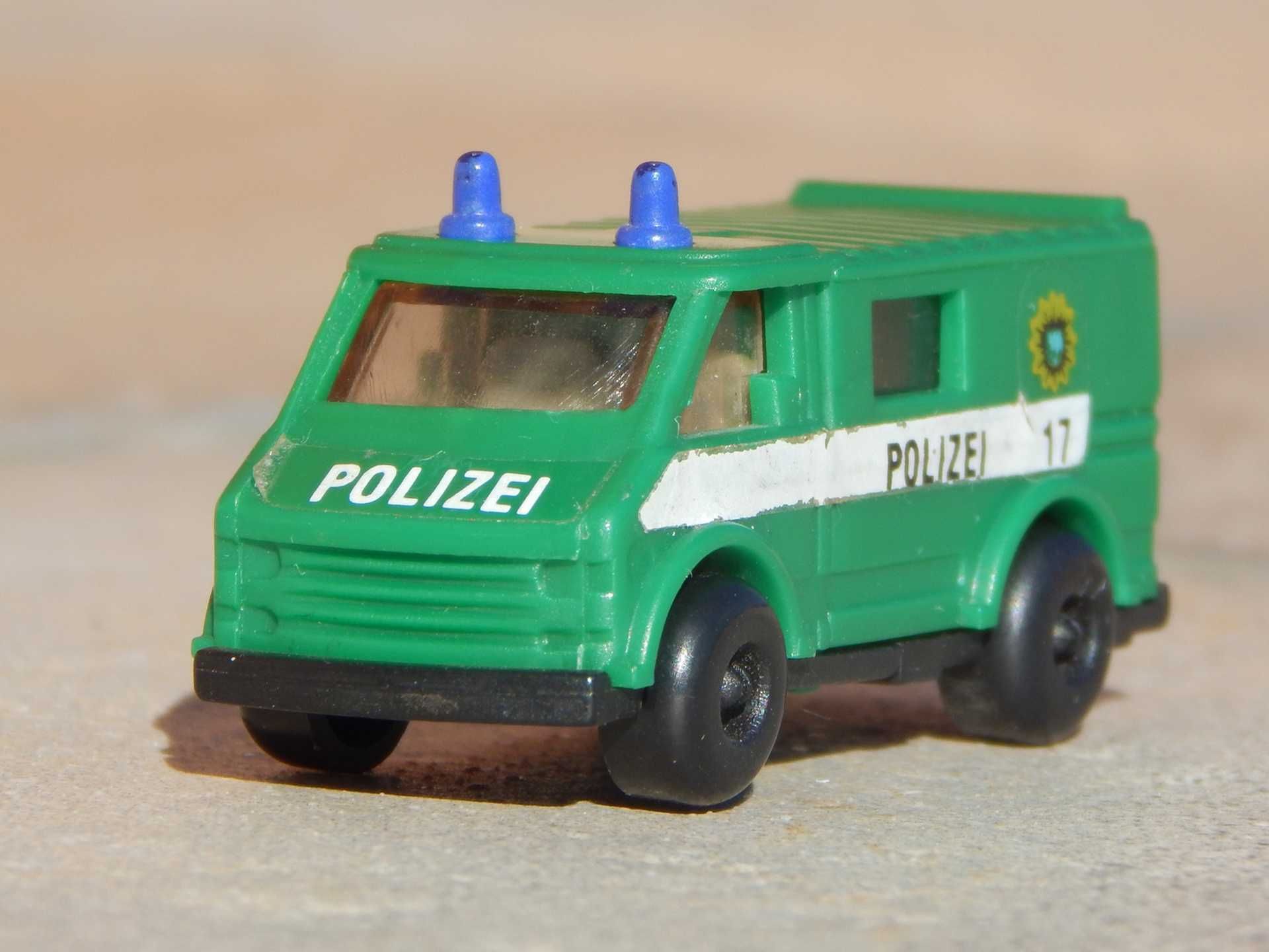 Macheta jucarie duba politie germana Volkswagen Transporter Ferrero