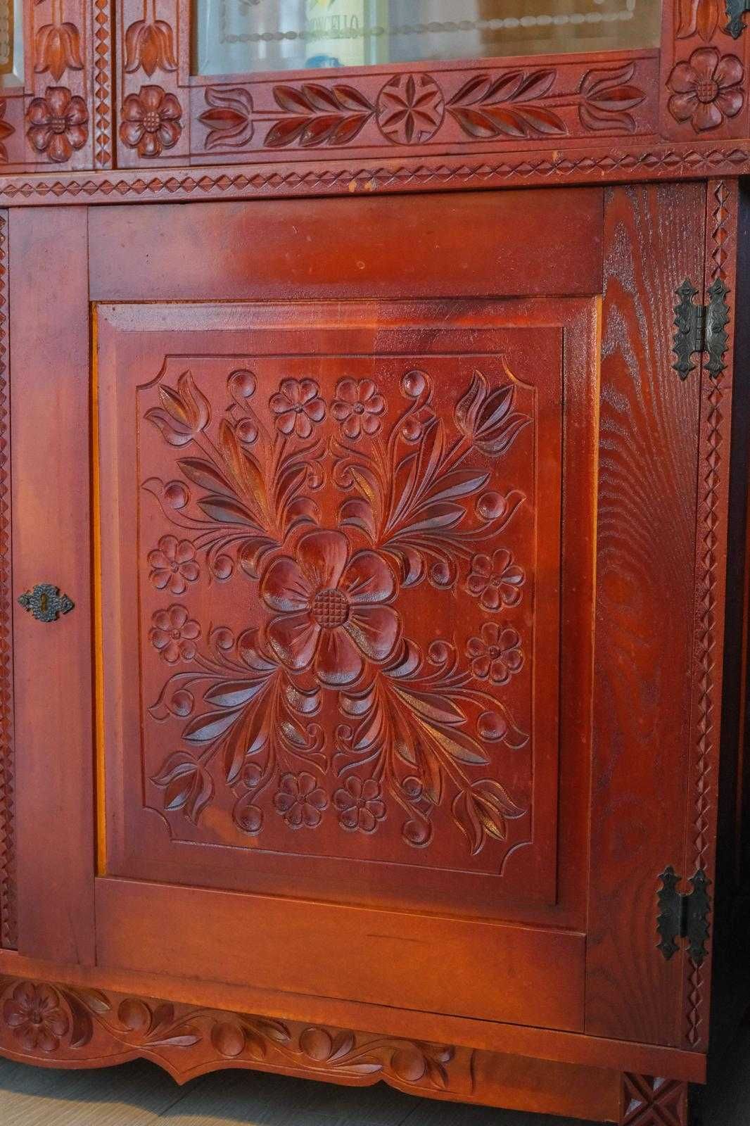 Mobila sculptata din lemn