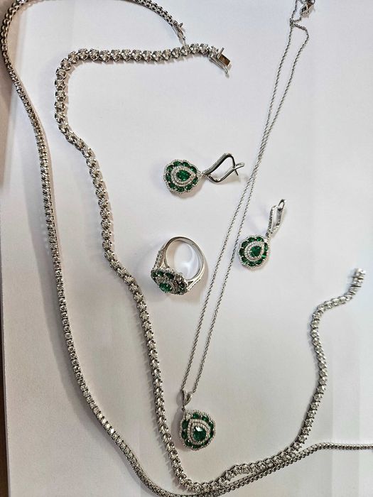 Vand set bijuteri Aur Diamante 18k 62 grame.