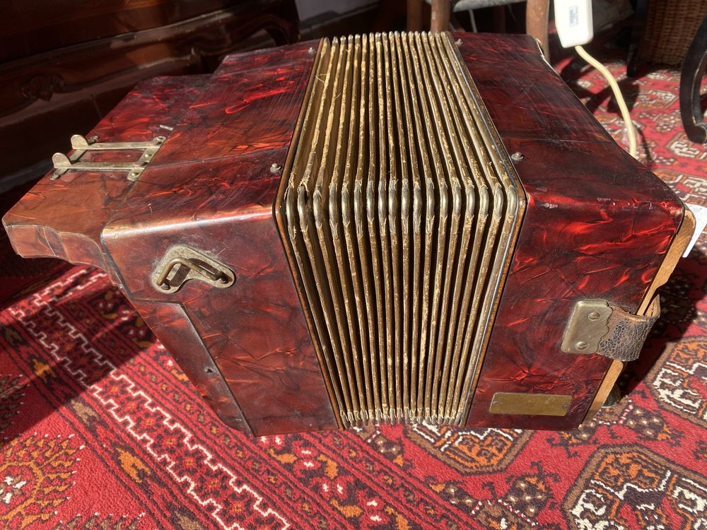Акордеон Hohner Victoria антика седеф бутони