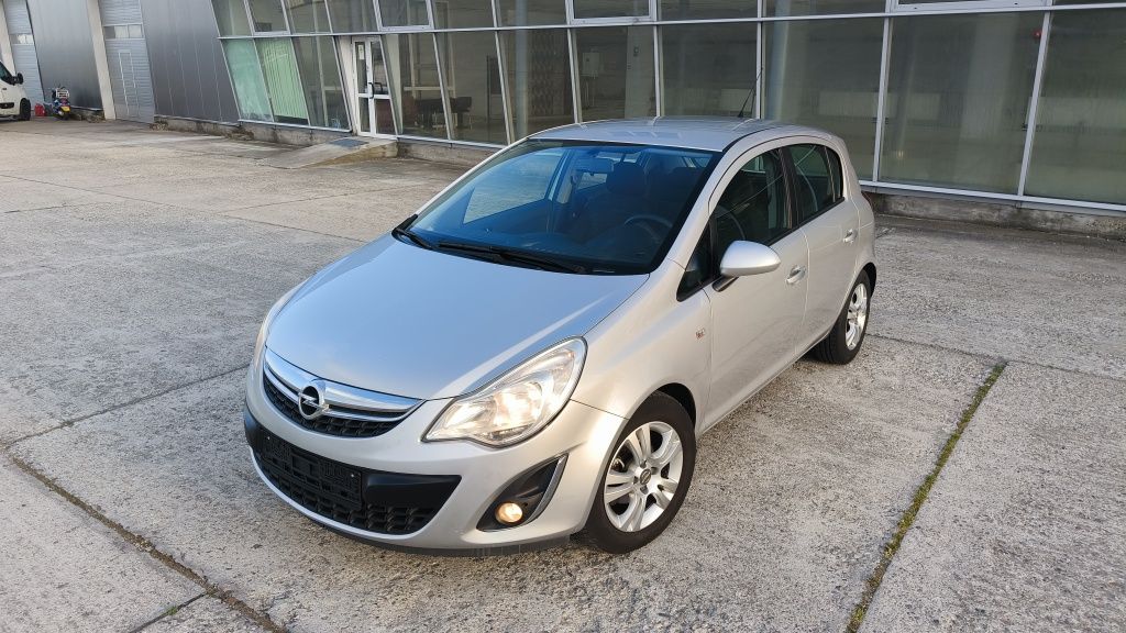 Opel corsa D facelift 2012 1.2 benzină