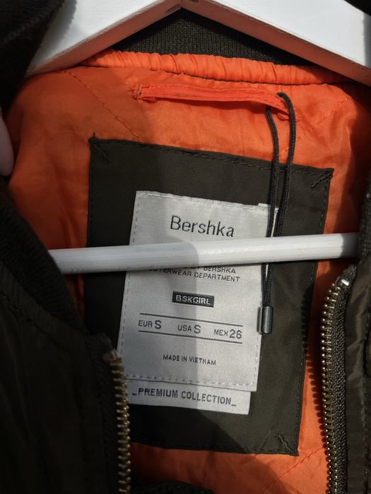 Яке Bershka с нашивки