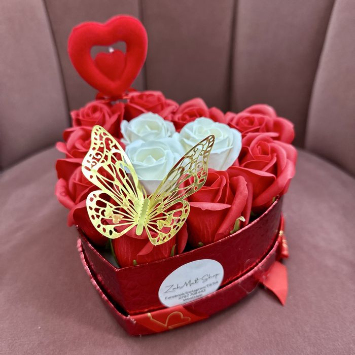 Aranjamente Florale - Buchete/Cutii cu trandafiri din sapun sau satin