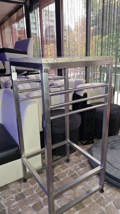 Бар маси плота е  от гранит