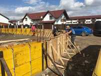 Echipa din Brașov executam garduri cu propriile cofraje