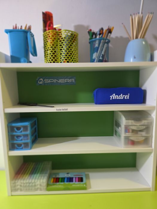 Birou pentru copii cu raft, dulap și scaun incluse