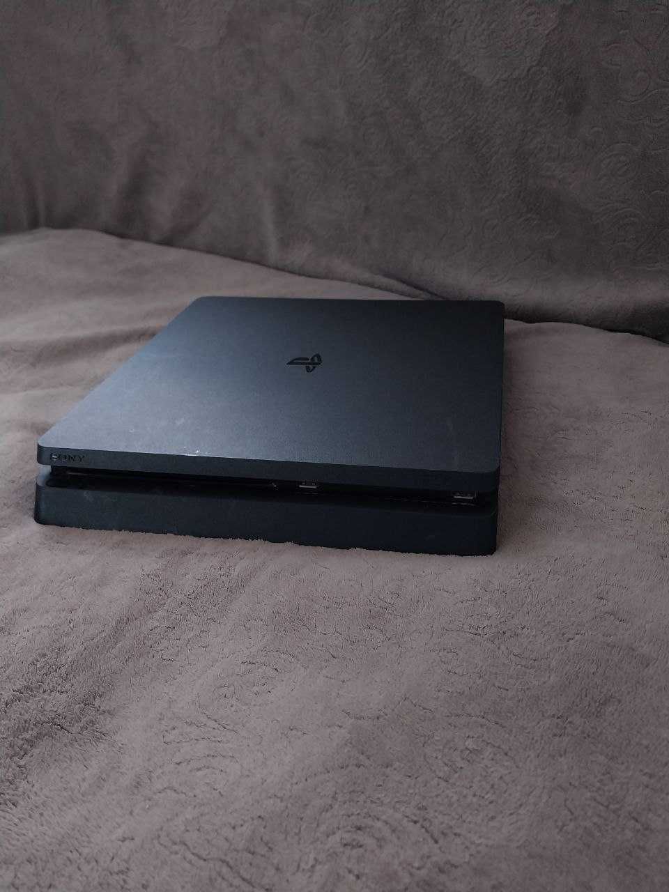 Продаю Playstation 4 Slim с 4 геймпадами и с самыми популярными играми