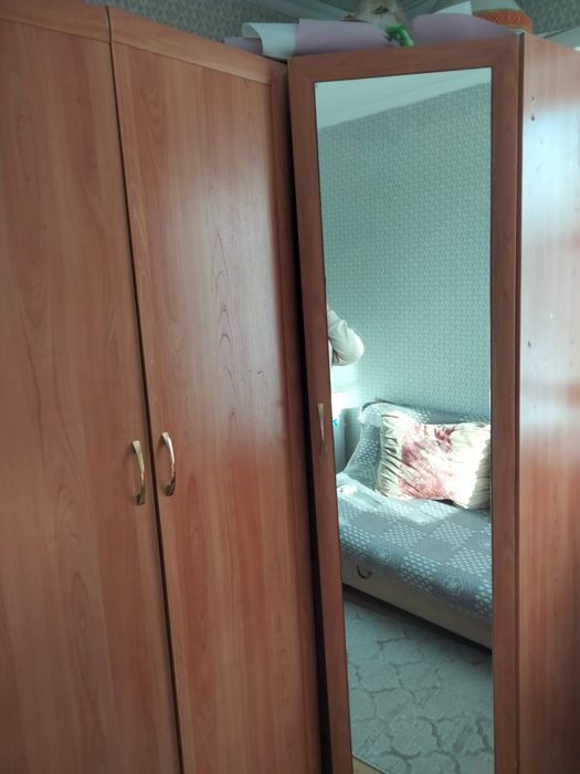 Спальный шкаф и диван