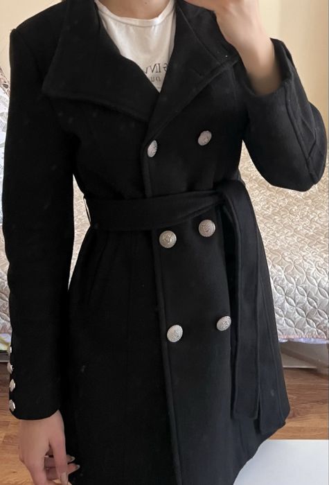 Черно палто с качулка и пух