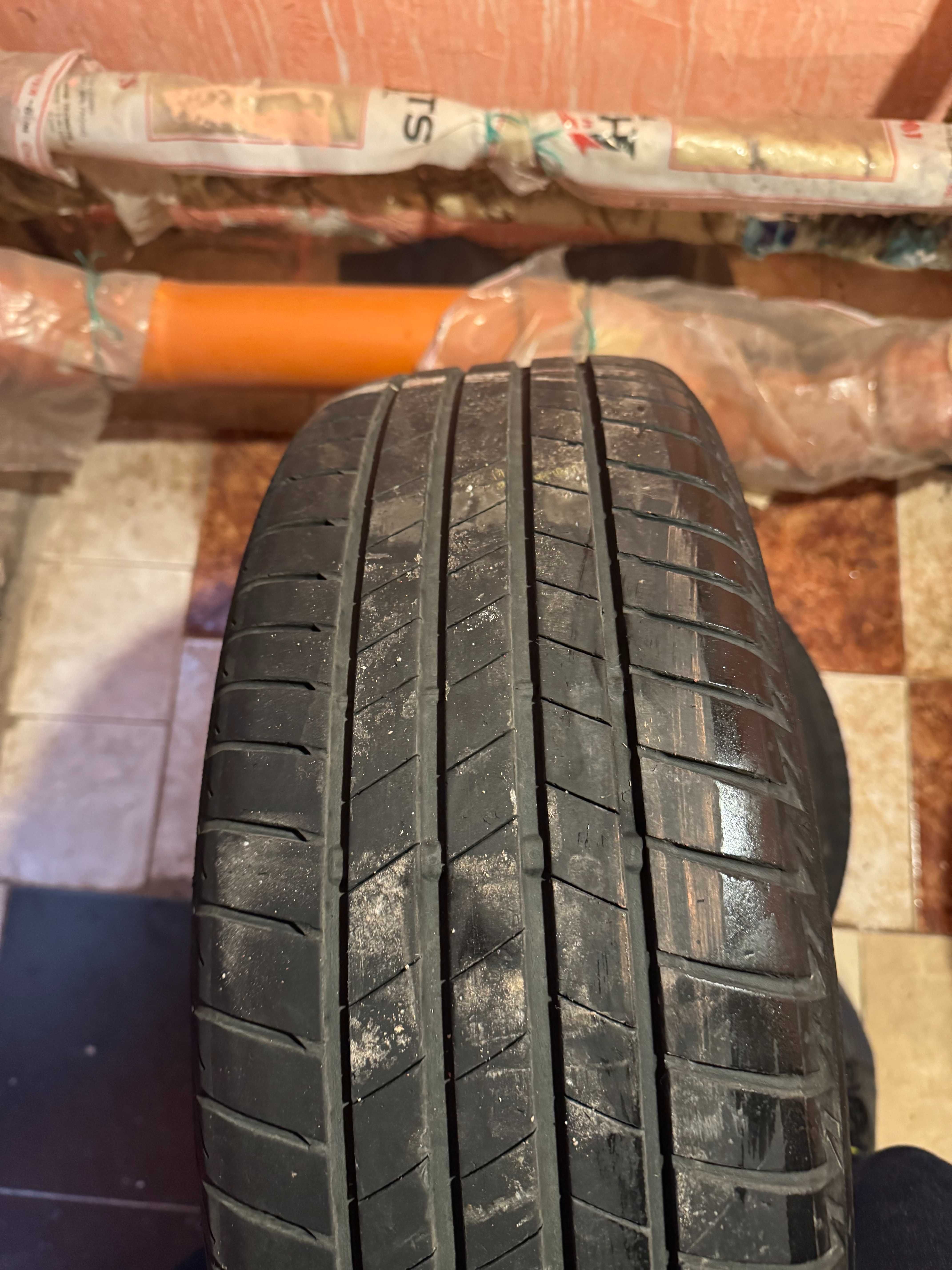 Продавам летни гуми с джанти за VW 205/55/16