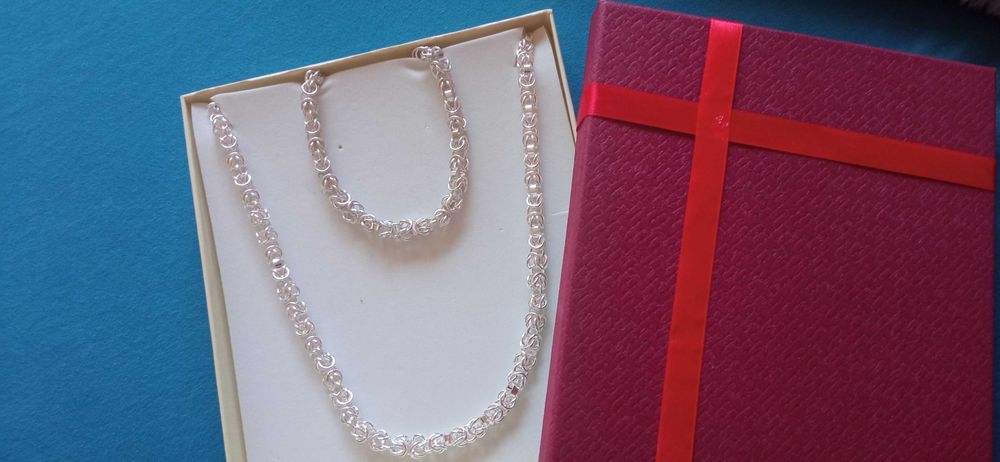 Нов, сребърен ланец/ гривна ( комплект) в кутия за подарък.