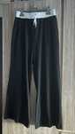 Pantaloni sport evazati cu talie inalta