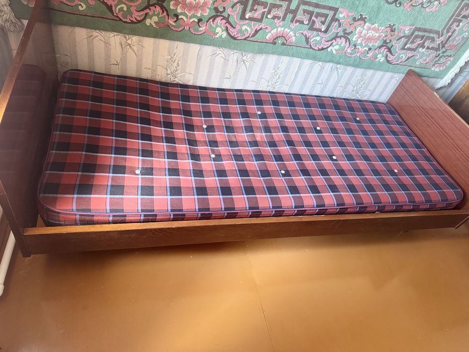 Продается 1,5 спальная кровать.